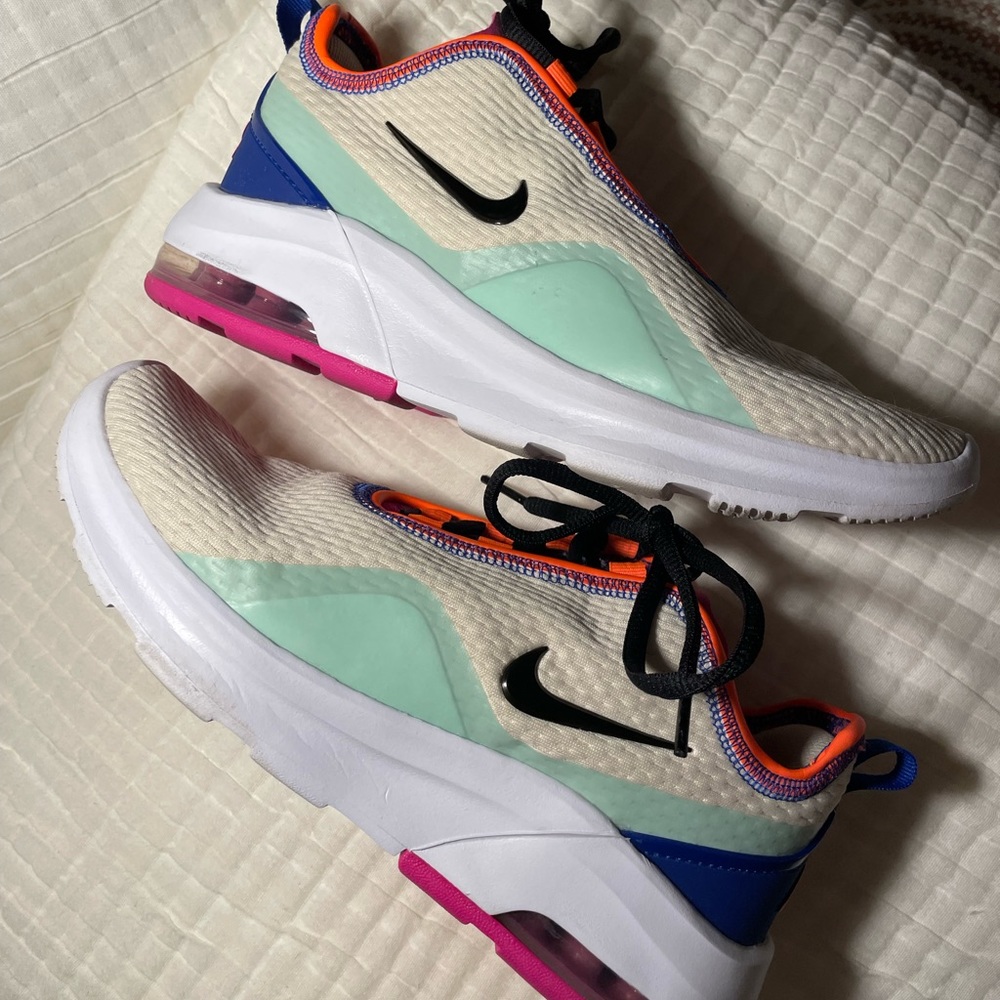Nike Air Max Motion 2 ES1 Running Sneakers Fossil/Pistachio CD5440-200